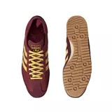 Championes Adidas SL 72 OG color borgoña con detalles en amarillo y suela marrón. Presentan las tres tiras características de la marca en los laterales y cordones amarillos.