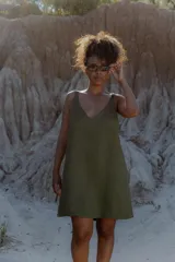 Vestido corto color verde oliva, con breteles finos y escote en V.