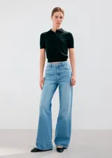 Jeans tiro medio de corte wide leg y diseño amplio en las piernas, en tono azul claro con efecto ligeramente desgastado.