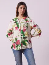 Blusa de lino estampada con flores, marca Cupio. Tiene cuello a la base, escote en V, abertura con botones, bolsillo en la delantera y mangas 3/4 regulables con presilla y botón.