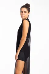 Vestido largo de tul negro, sin mangas, con cuello alto y aberturas laterales. Incluye un vestido corto negro debajo.
