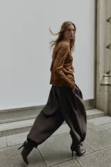 Jersey de punto fino, manga larga y cuello redondo, con estampado de leopardo en tonos marrones.