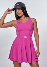 Vestido corto fucsia deportivo con espalda racerback y falda acampanada.