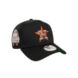 Gorra New Era modelo 9TWENTY de color negro, con visera curva y cierre ajustable. Presenta el logo bordado del equipo Houston Astros en el frente, compuesto por una estrella naranja con contorno blanco y la letra "H" superpuesta. Cuenta además con el logotipo de la marca bordado en hilo blanco en el lateral izquierdo.