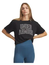 Remera de algodón Under Armour con diseño holgado y extragrande, cuello acanalado, hombros caídos y estampa frontal con el nombre de la marca en tipografía universitaria.