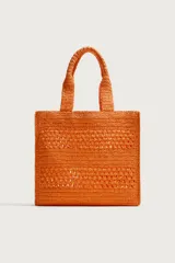 Bolso tipo shopper de color naranja con acabado trenzado y diseño estructurado. Cuenta con compartimento principal y dos asas cortas de mano.