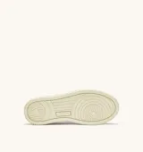 Zapatillas de caña media Autry Medalist Mid, de estilo vintage ochentoso, color blanco con detalles en plateado.