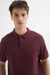 Remera polo gris de manga corta con cuello clásico y tapeta de dos botones.