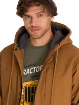 Chaqueta de lona color marrón con forro interior de sherpa gris, capucha ajustable con cordones, cierre frontal de cremallera, bolsillos laterales y bolsillo frontal con cierre en el pecho.