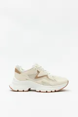 Zapatillas color beige con recortes en gamuza y textil transpirable, cordones a tono y plataforma de 5cm de alto.