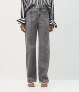Pantalón wide leg de tiro alto confeccionado en denim de algodón. Presenta un diseño con friso vertical en el frente, cierre de botón y cremallera, trabillas en la cintura y bolsillos funcionales en la parte delantera y trasera.