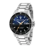 Reloj Maserati Sfida con caja de acero inoxidable de 44 mm y brazalete metálico plateado. Presenta una esfera degradada de azul a negro con índices luminiscentes, manecillas plateadas con segundero naranja, ventana de fecha a las 3 en punto y bisel giratorio negro. Movimiento de cuarzo con resistencia al agua de 100 metros.