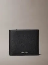 Billetera plegada Calvin Klein confeccionada en piel saffiano color negro. Presenta un diseño clásico con múltiples ranuras para tarjetas y compartimento para billetes, con el logo de la marca grabado en la parte frontal.
