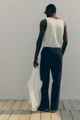 Pantalón de popelina de algodón color azul marino, de corte relajado y pierna recta. Presenta cintura elástica con cordón de ajuste oculto y bolsillos laterales y traseros.