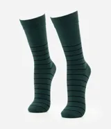 Par de medias de caña larga color verde oscuro con diseño de rayas horizontales finas en color negro. Presentan puño canelado para un ajuste cómodo.