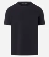 Remera slim de algodón negro con textura acanalada, cuello redondo y mangas cortas.