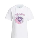 Remera de algodón blanca con cuello redondo y mangas cortas. Presenta un estampado frontal con el logo de Adidas sobre un diseño de flor en tonos lila y rosado.