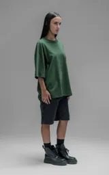 Remerón de algodón premium en color verde, con corte relajado, hombros caídos y mangas cortas amplias.