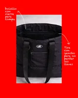 Bolso tipo tote de diseño urbano, confeccionado en material impermeable acolchado de color negro. Cuenta con doble asa de hombro, compartimento principal con cierre, bolsillo frontal con cierre y detalle de logo circular en la parte superior.