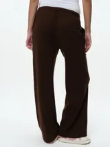 Pantalón de dormir de corte recto y tiro medio, con cintura elástica y bolsillos laterales. Confeccionado en tejido suave y ligero.