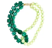 Collar de doble vuelta con cuentas de resina verde claro y verde oscuro, con cierre vintage con strass.