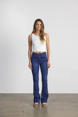 Jean flare de tiro alto, color azul oscuro, con cierre de botón y cremallera, y diseño elastizado de corte acampanado.
