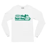 Remera de manga larga color blanco con estampado gráfico en el pecho en color verde. El diseño incluye el texto 'No hurries' y una ilustración de un perro con lentes de sol.