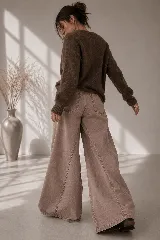 Pantalón de jean tiro alto con diseño wide leg, color morado con efecto acid wash.