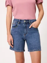 Short de denim elastizado en color azul, con tiro medio, bolsillos clásicos y costuras en contraste.