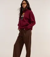 Pantalón wide leg de algodón con rayas verticales finas color marrón.