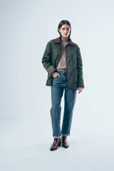 Campera acolchada de color verde oliva con diseño de pespuntes romboidales. Presenta cuello clásico y bordes en color bordó, cierre frontal con botones y calce relajado.