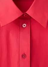 Camisa de algodón de manga larga color rojo, con cuello camisero, cierre frontal de botones y bolsillo en el pecho.