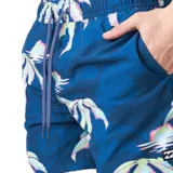 Short de baño azul con estampado de hojas de palmera y puesta de sol.