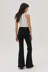 Jean Oxford negro de tiro alto, confeccionado en tela con elasticidad.