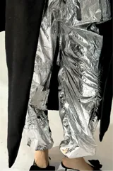 Pantalón parachute plateado con elástico en la cintura y tobillos.