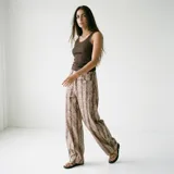 Musculosa de breteles finos en color negro, con diseño de doble capa en el escote y corte ajustado al cuerpo.