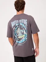 Remera gris de manga corta, con corte holgado y estampa en la espalda con arte alusivo a un mago surfeando y la leyenda "Master of Stoke".