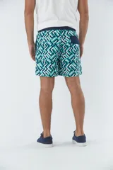 Short de baño azul marino con estampado de hojas de palmera color salmón.