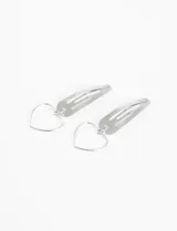 Set de dos clips plateados para el pelo con dije colgante de corazón.