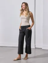 Pantalón jogger negro de corte ancho, con pretina elastizada y lazo de ajuste.