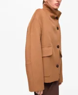 Campera corta de paño color tostado, con cuello alto, cierre frontal cruzado con botones y bolsillos laterales con solapa.