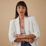 Esclava rígida de oro 18k con acabado satinado y diseño de cinta plana. Presenta una textura fina en su superficie y un diseño minimalista.