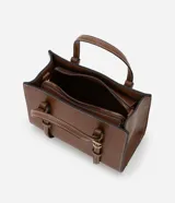 Cartera satchel mediana de color marrón, confeccionada en poliuretano con diseño estructurado, costuras en contraste y herrajes metálicos dorados. Cuenta con doble asa de mano, correas decorativas verticales con hebillas en la parte frontal y una correa larga ajustable y desmontable para llevar al hombro o cruzada.