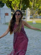Vestido largo de crochet con hilo de lurex y flecos colgantes, de tirantes y diseño boho.