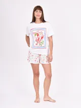 Conjunto de pijama de verano, compuesto por remera blanca de mangas cortas con estampa de langosta y short con estampado de langostas, cangrejos y motivos playeros.