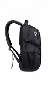 Mochila negra con compartimento principal, bolsillo frontal vertical, bolsillos laterales de red y correas ajustables con broches laterales. Cuenta con capacidad para notebook.