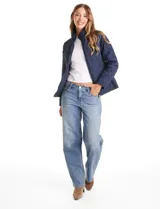Campera capitoneada azul marino con diseño de rombos y paneles laterales elásticos para un ajuste entallado. Presenta cuello alto, cierre frontal completo y bolsillos laterales con cierre.