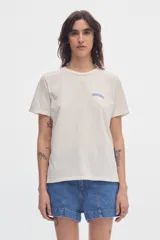 Remera de manga corta color crudo con efecto washed, cuello redondo y detalle de bordado azul en el pecho.