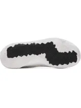 Championes Under Armour modelo UA Jet 25, de diseño deportivo en color blanco y negro, con capellada de materiales mixtos, entresuela Micro G® y suela de goma resistente.