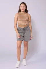 Short de jean gris de tiro alto con bolsillos delanteros y traseros.